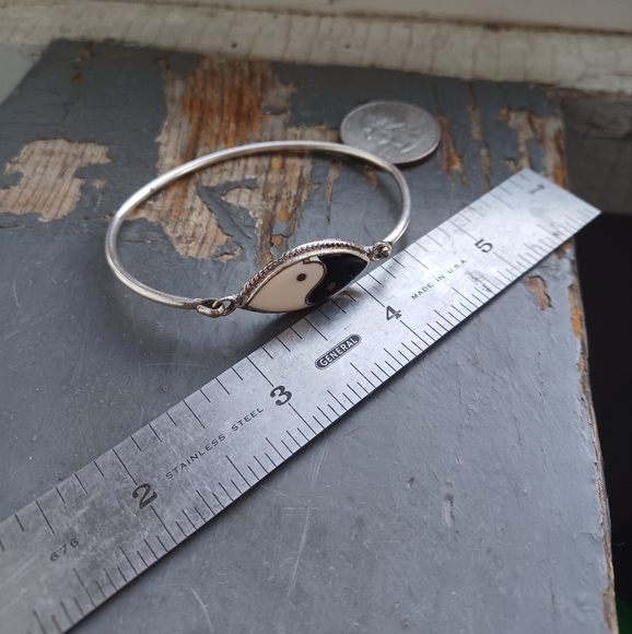 Vintage 90s silver metalwork ying yang enamel charm hinged cuff charm bracelet - Picture 3 of 8